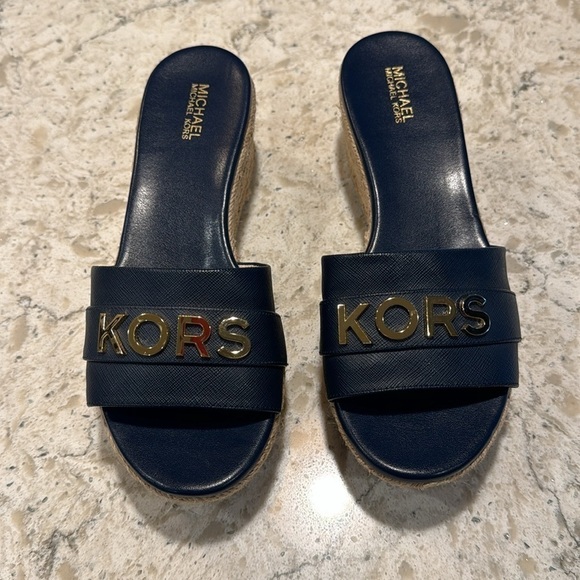 MICHAEL KORS~WOMENS~NAVY~
ROUND TOE~SLIP ON SANDALS~WITH GOLD METAL LETTERS~BR - Picture 5 of 9